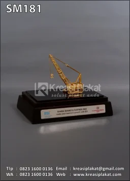 Souvenir Miniatur Excavator Crane