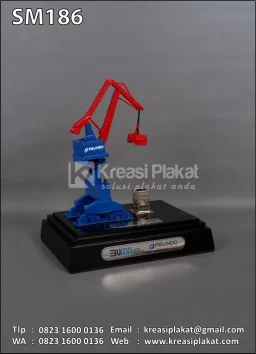 Souvenir Miniatur Gantry Luffing Crane Pelindo