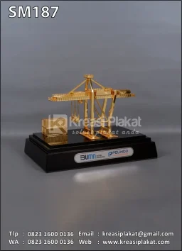 Souvenir Miniatur Container Crane Pelindo Terminal Petikemas