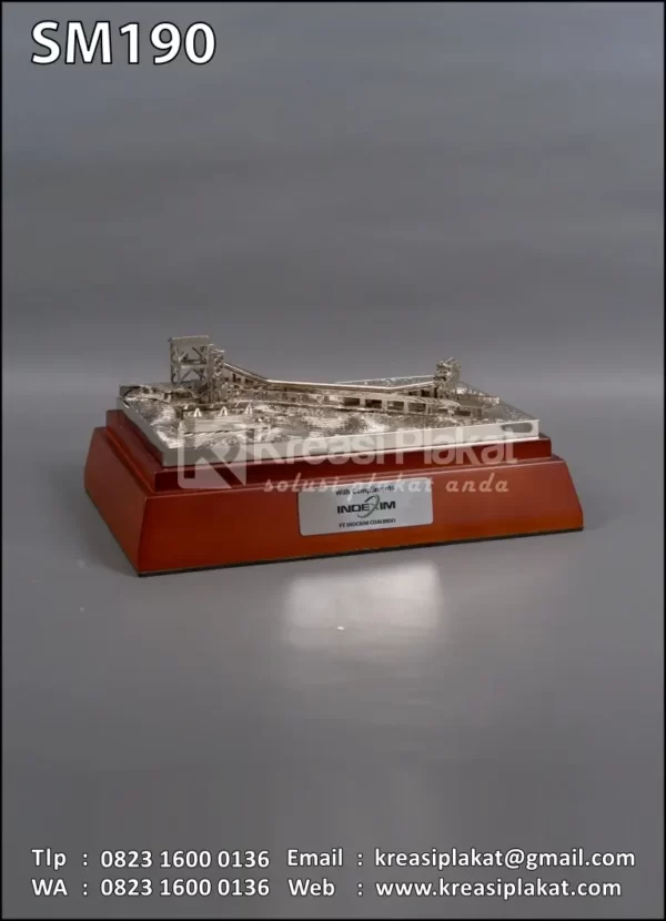 Souvenir Miniatur Barge Loading Conveyor PT Indexim Coalindo
