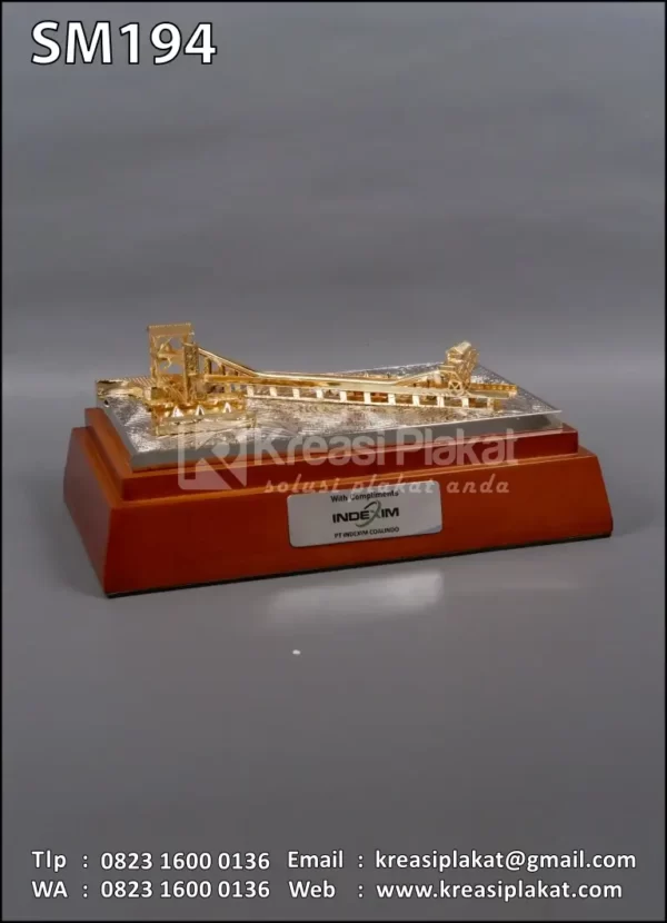 Souvenir Miniatur Barge Loading Conveyer Indexim