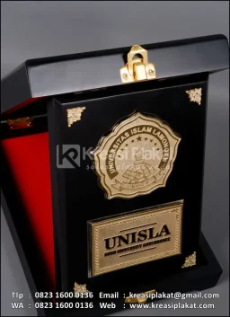 Plakat Kayu Box Unisla