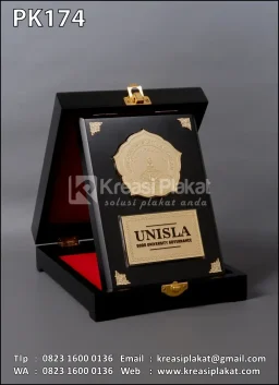 Plakat Kayu Box Unisla