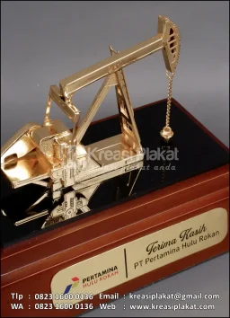 Souvenir Miniatur Pompa Angguk PT Pertamina Hulu Rokan