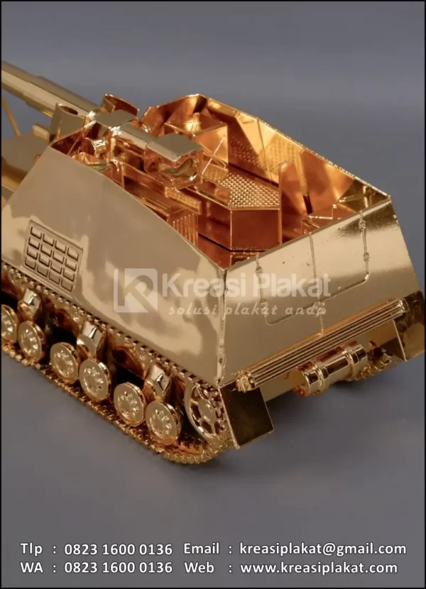 Detail Souvenir Miniatur Tank Sd Kfz 165 Hummel