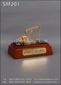 Souvenir Miniatur Pompa Angguk PT Pertamina Hulu Rokan