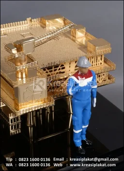 Souvenir Miniatur Rig Offshore + Figure