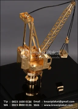 Souvenir Miniatur Crawler Crane
