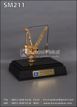 Souvenir Miniatur Crawler Crane