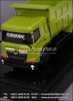 Souvenir Miniatur Truk Hino Sinar Riau