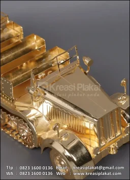 Souvenir Miniatur SDKFZ 8 Half Truck