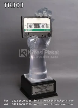 Trophy Resin Model Tangan Kaset Kemnaker
