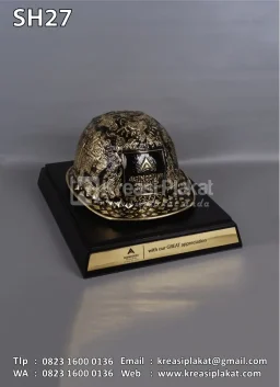 Souvenir Helm Ukir...