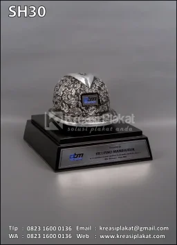 Souvenir Helm Ukir...