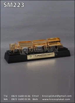 Souvenir Miniatur Triple Side Dump Trailer