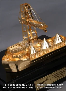 Souvenir Miniatur Kapal Tongkang & Crane Adaro Indonesia