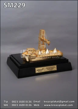 Souvenir Miniatur Kapal Tongkang & Crane Adaro Indonesia