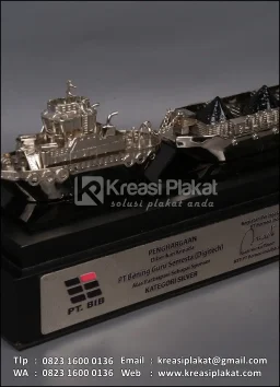Miniatur Kapal Tugboat & Tongkang PT BIB