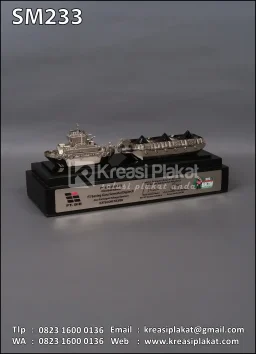 Miniatur Kapal Tugboat & Tongkang PT BIB