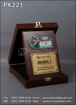 Plakat Kayu Juara Them...
