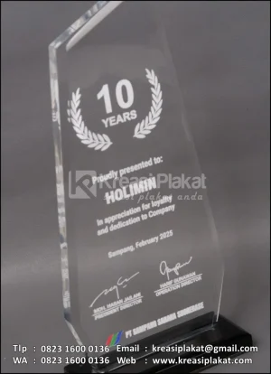 Plakat Akrilik 10 Years PT Sampang Sarana Shorebase