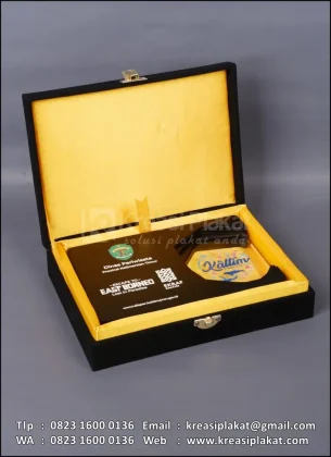 Box Plakat Kayu Akrilik Dinas Pariwisata Provinsi Kalimantan Timur