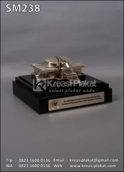 Miniatur Logam Gedung DPR-RI