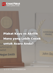 Plakat Kayu vs Akrilik: Mana yang Lebih Cocok untuk Acara Anda?