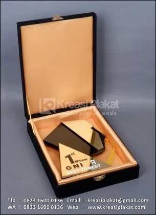 Box Plakat Akrilik Penghargaan GNI Best To Best