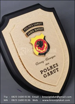 Plakat Kayu Polres Gar...