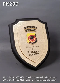 Plakat Kayu Polres Gar...