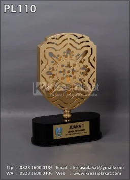 Plakat Logam Juara Lom...