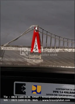 Miniatur Logam Jembatan Gantung