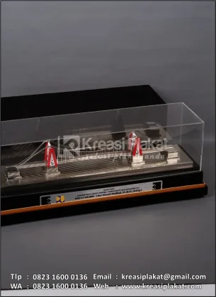Box Miniatur Logam Jembatan Gantung