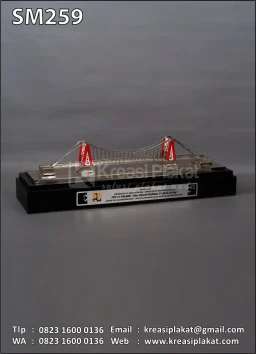 Miniatur Logam Jembatan Gantung
