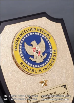 Plakat Kayu Perisai BI...