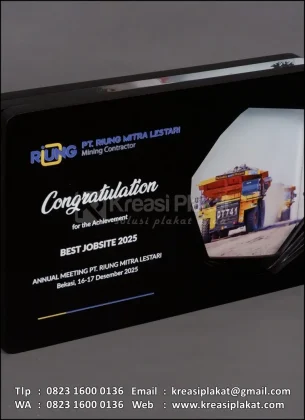 Detail Plakat Kayu Akrilik PT Riung Mitra Lestari, Detail tulisan dan ucapan pada plakat kenang kenangan