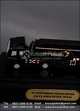 Miniatur Kendaraan Custom Truk Tangki PT Pertamina Patra Niaga