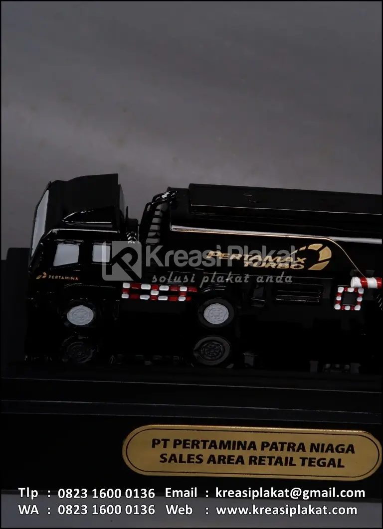 Detail Miniatur Kendaraan Custom Truk Tangki PT Pertamina Patra Niaga