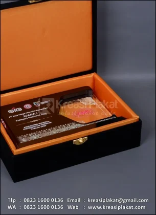 Box Plakat Kayu Akrilik Awarding Kinerja Distributor Terbaik