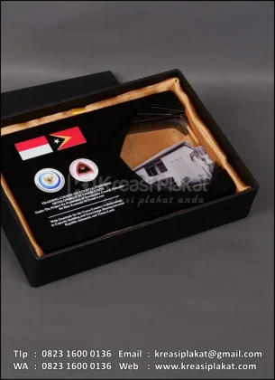 Box Plakat Kayu Akrilik Cross Country Collaboration