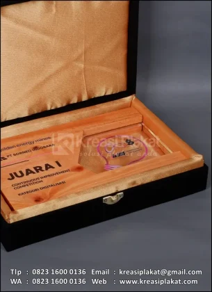 Box Plakat Kayu Akrilik Penghargaan PT Borneo Indobara