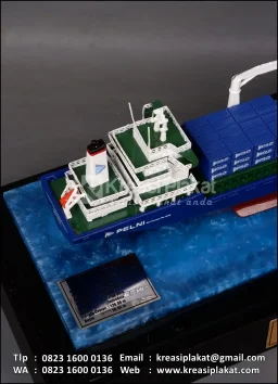 Miniatur Kapal Kargo Pelni