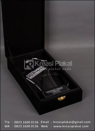 Box Plakat Akrilik Penghargaan Karyawan Terbaik PT Toko Sepatu Istimewa