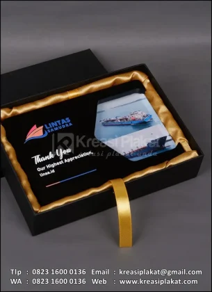 Box Plakat Kayu Akrilik Lintas Samudra