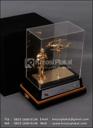 Box Miniatur Logam Operator Drone
