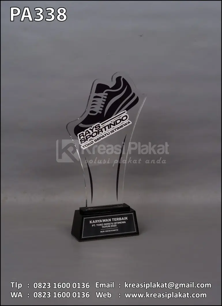 Plakat Akrilik Penghargaan Karyawan Terbaik PT Toko Sepatu Istimewa