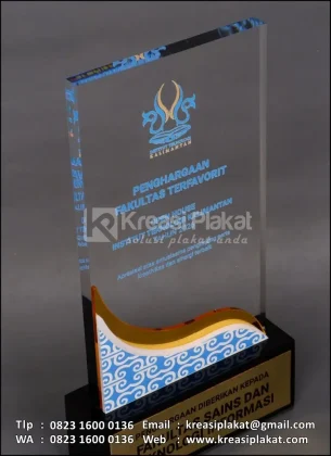 Detail Plakat Akrilik Penghargaan Kampus Institut Teknologi Kalimantan