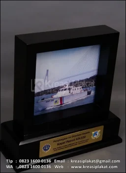 Plakat Kayu Frame Kapal Patroli KNP 330