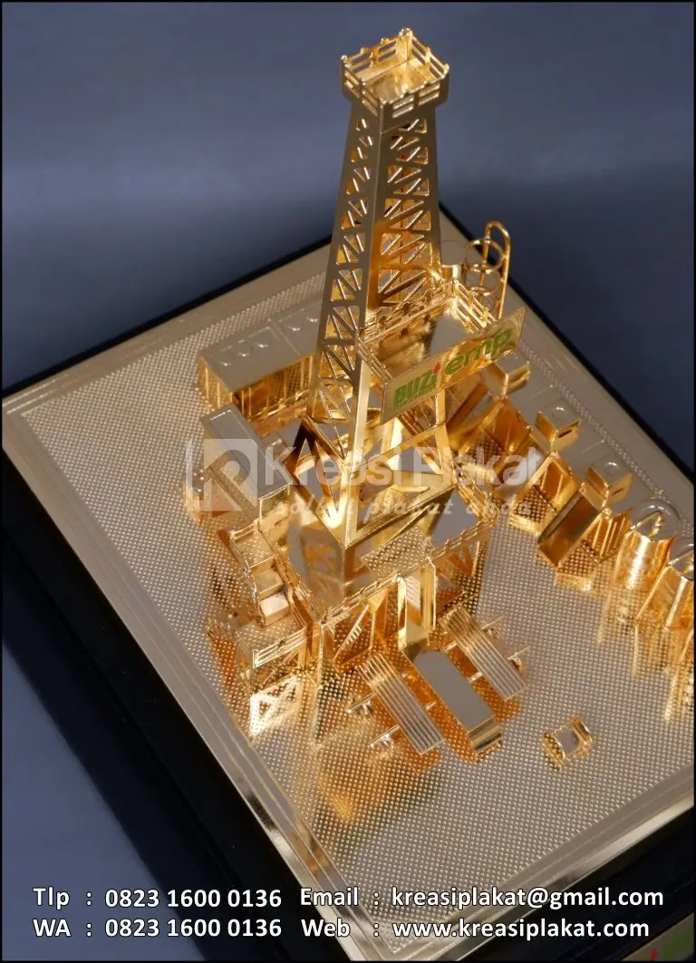 Detail Miniatur Rig Pengeboran Migas